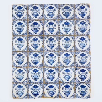 Een veld van 30 blauwwitte Delftse tegels met bloemvazen, 17e eeuw